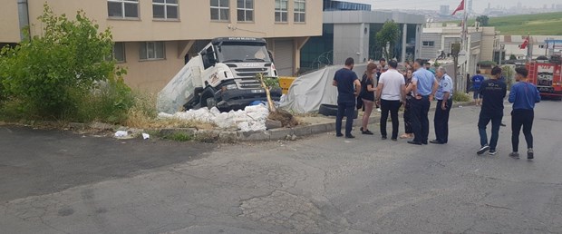 İstanbul da temizlik kamyonu devrildi